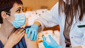 Vaccination : infirmières, sages-femmes et pharmaciens autorisés à vacciner